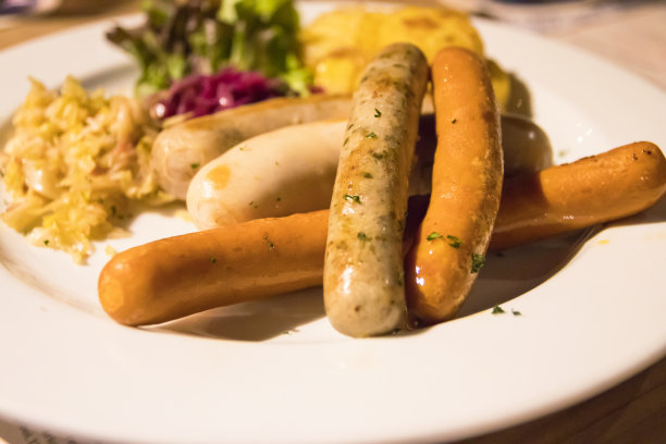 慕尼黑啤酒节的传统菜单，烤牛肉或鸡肉烤香肠配番茄酱，芥末和迷迭香。图片下载