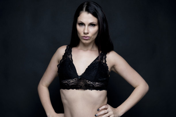 黑色背景前的美丽女性图片下载