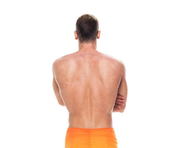 英俊的男子赤膊和穿着木板短裤-双臂交叉图片下载