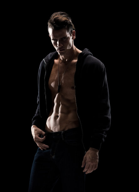 美丽性感的男人穿着连帽衬衫/夹克和慢慢脱衣服图片下载