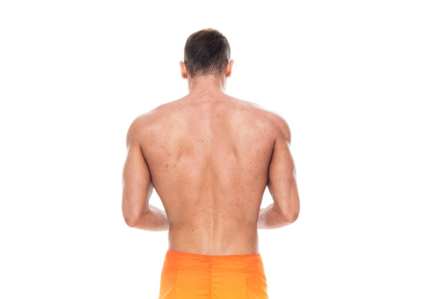 英俊的男子赤膊和穿着板短裤-使用平板电脑图片下载