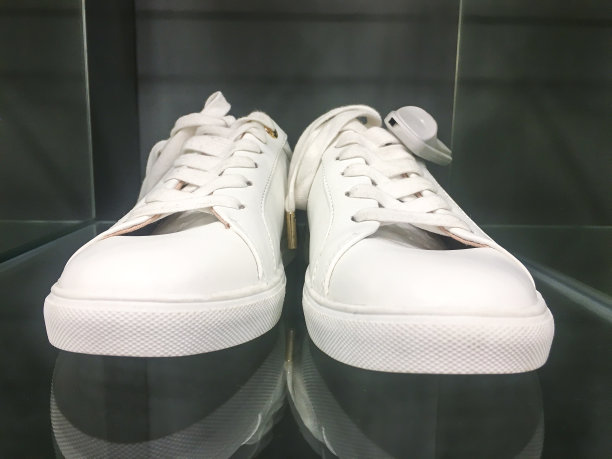 简单的白色运动鞋图片下载