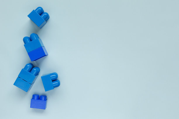 蓝色背景上的蓝色塑料结构块图片下载