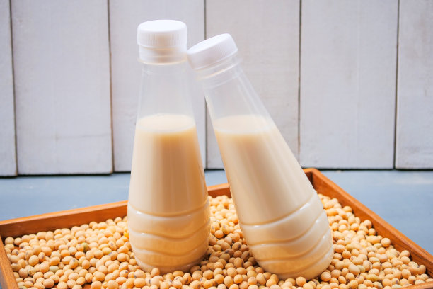 木桌上放着一瓶豆浆和大豆图片下载