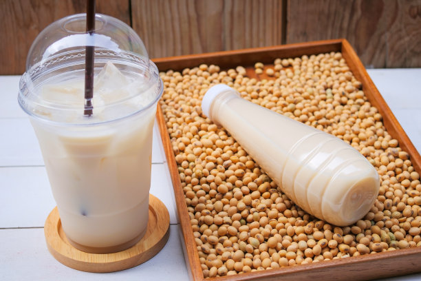 木桌上放着一瓶豆浆和大豆图片下载