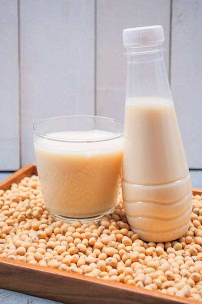 木桌上放着一瓶豆浆和大豆图片下载