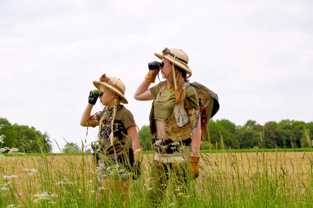 年轻女孩们在野外考察图片下载