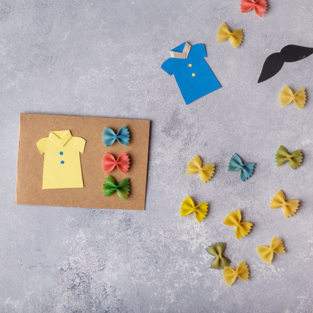 为父亲节制作贺卡。意大利面上的蝴蝶衬衫。卡的纸。胡子。儿童艺术项目图片下载