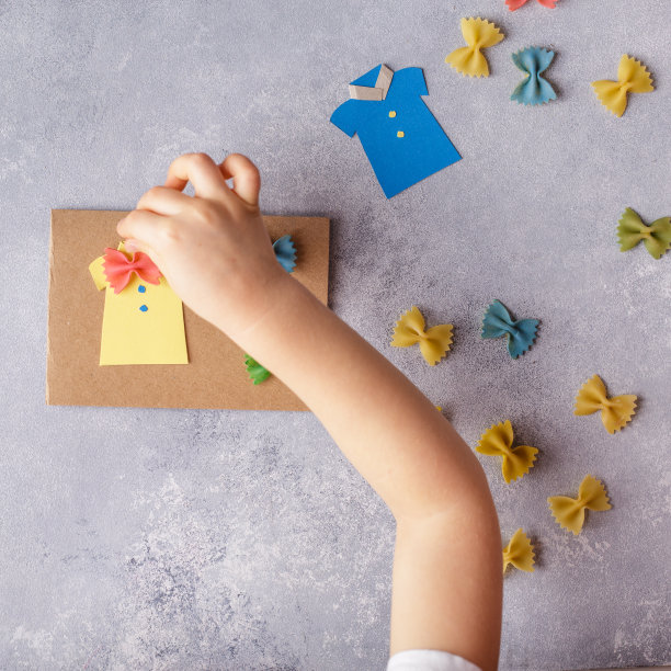 为父亲节制作贺卡。意大利面上的蝴蝶衬衫。卡的纸。胡子。儿童艺术项目图片下载