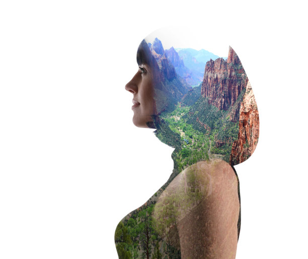 一名年轻女子在天使降落步道的山顶欣赏美景。锡安国家公园。图片下载