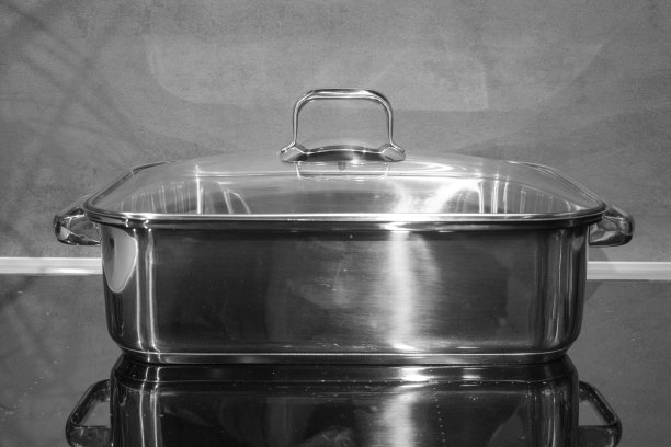 现代厨房烹饪领域中的煮锅、烤盘图片下载