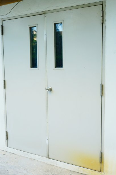 通往明亮房间的门图片下载