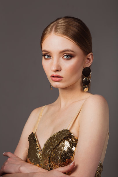 穿着金色裙子的漂亮年轻女人图片下载