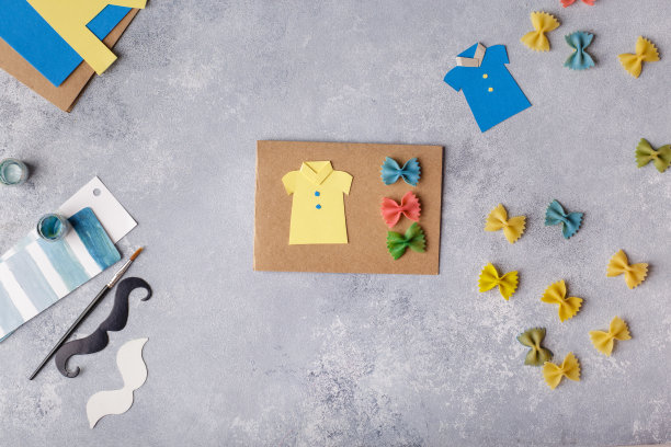 为父亲节制作贺卡。意大利面上的蝴蝶衬衫。卡的纸。胡子。儿童艺术项目图片下载