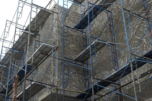 正在建造的屋顶结构前的钢脚手架图片下载