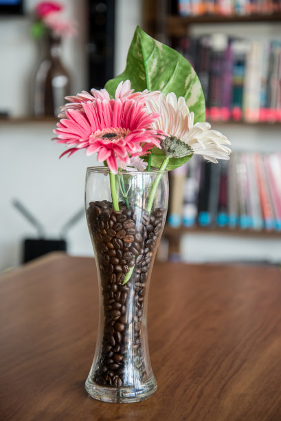 花用来装饰餐桌，敏感焦点。图片下载