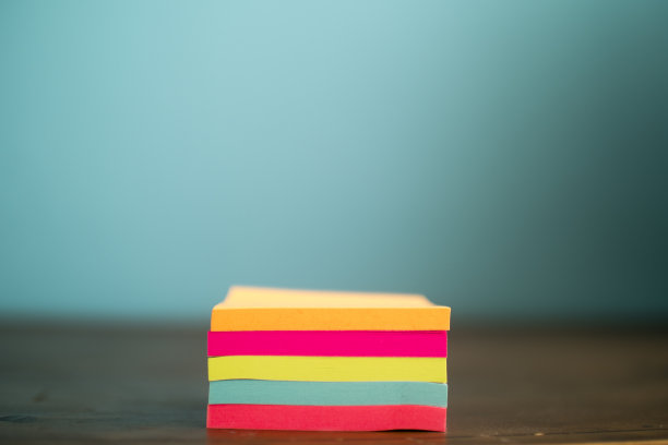 一堆彩色的便利贴图片下载