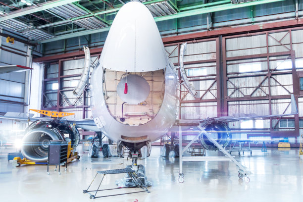 正在维修的客机。检查飞行操作的机械系统。前视图图片下载