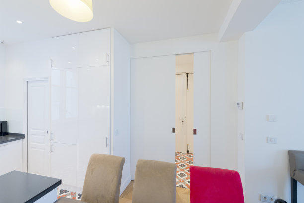 从餐厅到走廊的景色。图片下载