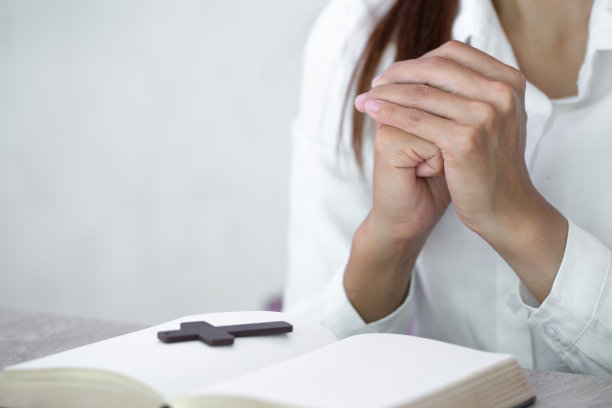 年轻的人类双手向上帝祈祷，基督教观念背景。图片下载