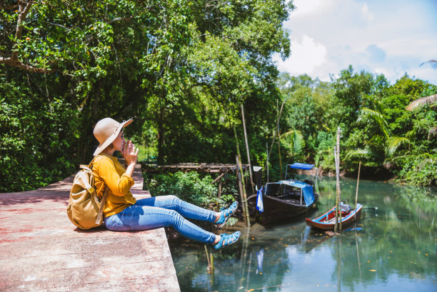 亚洲女性旅游自然。旅行放松。一艘船的照片。坐在大孔松南欣赏美丽的大自然。甲米,在泰国。图片下载