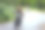 女摩托车手驾驶一辆咖啡赛车图片下载