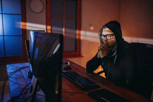 编码器工作到深夜图片下载