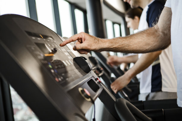 老人在跑步机上按按钮图片下载