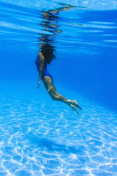 水下照片的一个美丽的女人潜水在蓝色图片下载