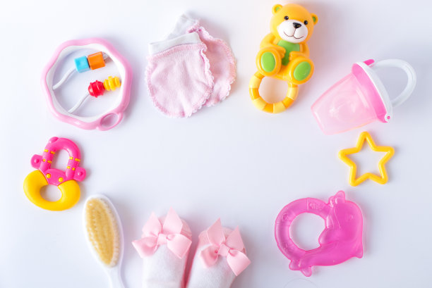 新生婴儿平躺在儿童玩具、袜子、小熊、星星上。本空间图片下载