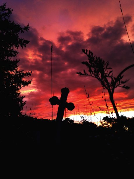 罗马尼亚特兰西瓦尼亚一处老墓地上的血腥日落图片下载