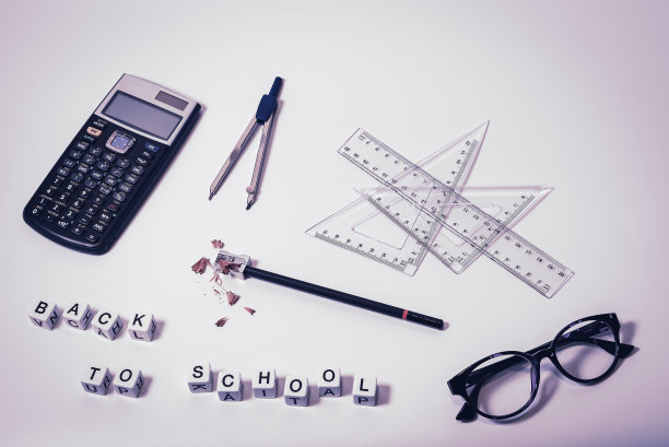 俯视图的学校用品在白色的背景与字母在单词回学校眨眼-大学生的概念，大学教育，学习或高中图片下载