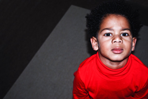 可爱的幼童为相机摆姿势图片下载