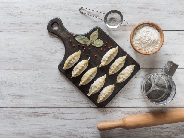 一块黑板子上的速冻生饺子。传统的自制食品。俯视图图片下载