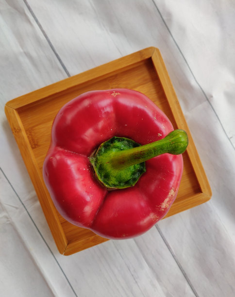 辣椒靠近桌子图片下载