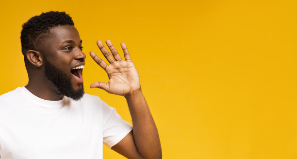 英俊的黑人对着复印区大喊大叫，做宣传图片下载