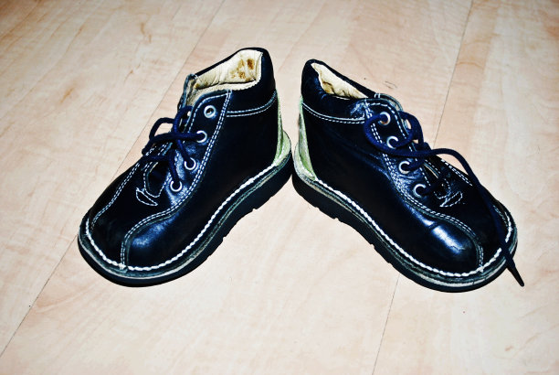 婴儿鞋放在地毯上图片下载