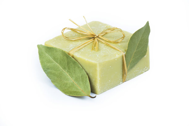 有机天然手工月桂肥皂与橄榄油隔离在白色背景，达芙妮香皂身体护理和化妆品概念图片下载