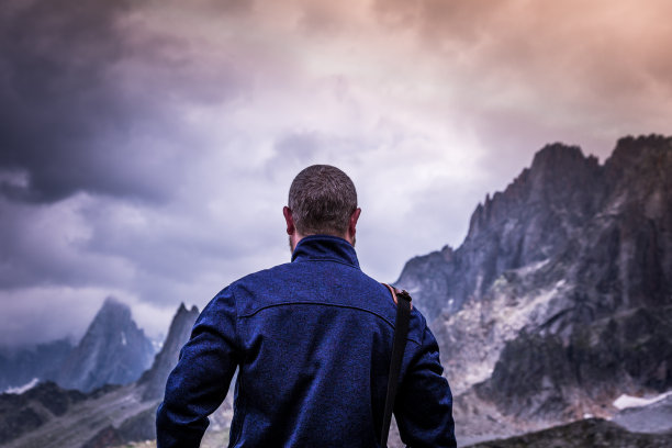 后视图山地探险家享受自由的自然图片下载