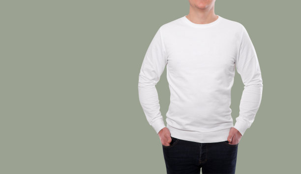 年轻男子白色运动衫，白色帽衫灰绿色背景图片下载