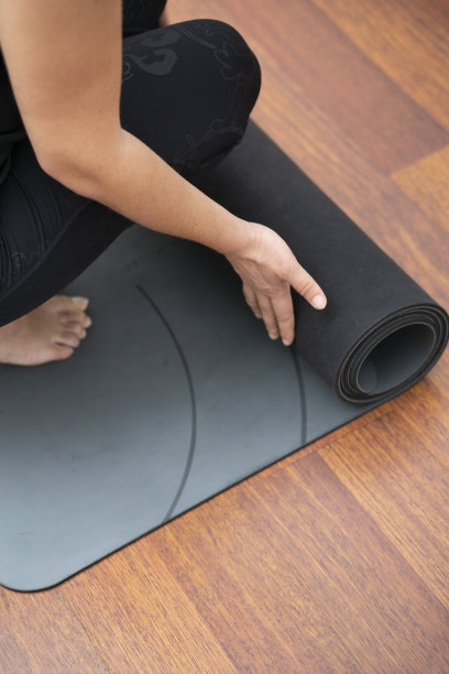 年轻女子在做瑜伽和伸展来冥想图片下载