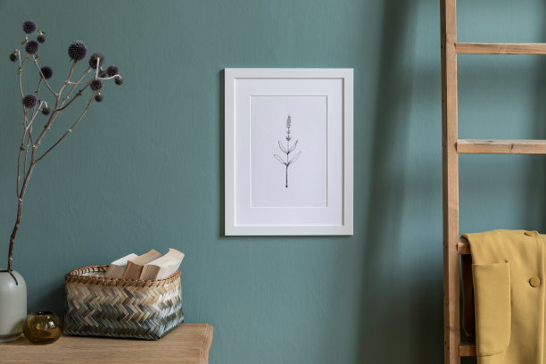 现代公寓客厅的室内设计时尚，白色模拟相框，花瓶与花，藤篮子，木梯子与毯子和优雅的配件。现代风格的家居装饰,图片下载