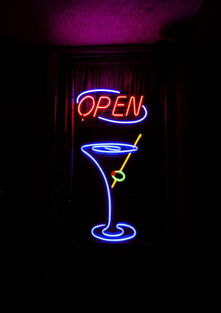 打开标志与鸡尾酒杯与橄榄图片下载