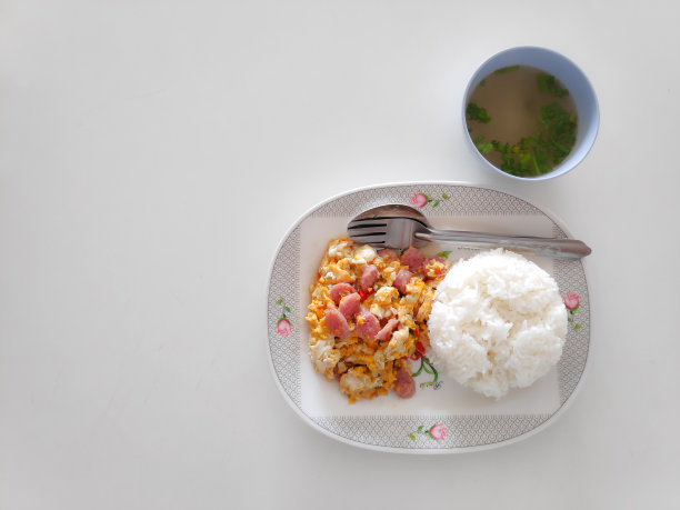 酸猪肉配流饭和汤图片下载