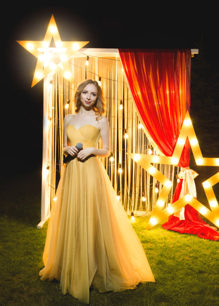 女主持人穿着麦克风。司仪的定义是——主持仪式。晚上的婚礼图片下载