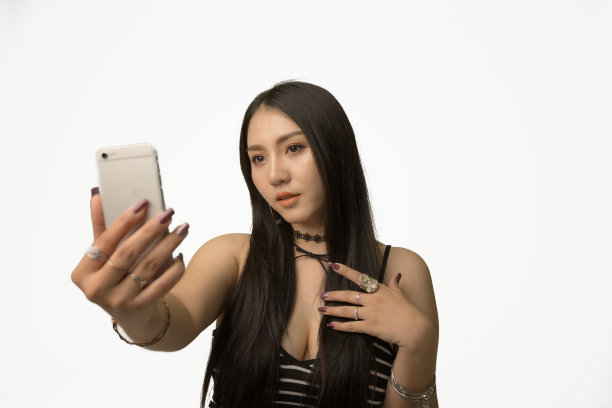 用手机自拍的女人图片下载