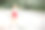 夏天的生活方式，漂亮的年轻迷人的旅行者女孩穿着红色短裤，独自走在欧洲的城市中心，试图赶上出租车到机场航站楼或火车站。图片下载