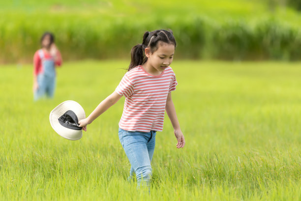 亚洲女孩和朋友跑步和享受在野外草地户外，冒险和旅游目的地休闲旅行教育和放松在自然公园。旅游度假与生活理念图片下载