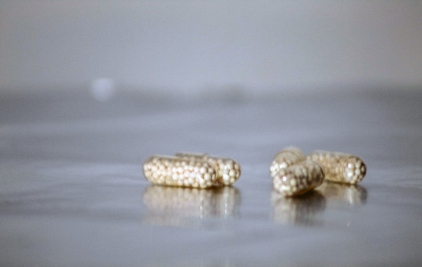 灰色背景下的透明胶囊图片下载