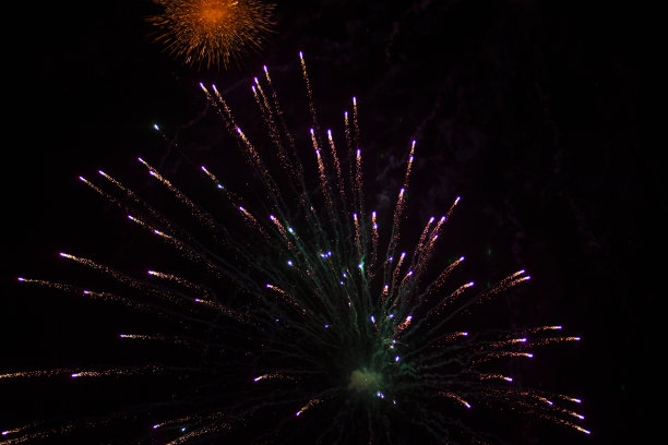 烟花在城市上空的夜空中图片下载